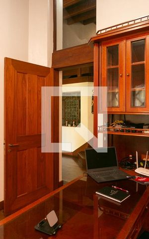 Casa à venda com 478m², 4 quartos e 3 vagas Casa à venda com 478m², 4 quartos e 3 vagasEscritório
