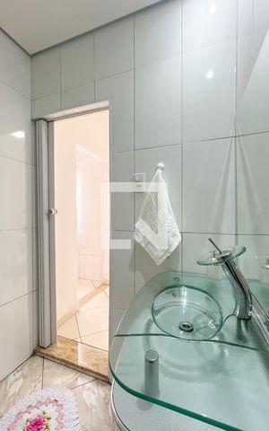 Casa à venda com 250m², 2 quartos e 3 vagas Casa à venda com 250m², 2 quartos e 3 vagasBanheiro Corredor