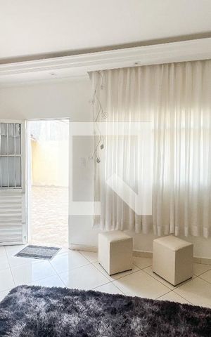 Casa à venda com 250m², 2 quartos e 3 vagas Casa à venda com 250m², 2 quartos e 3 vagasSala