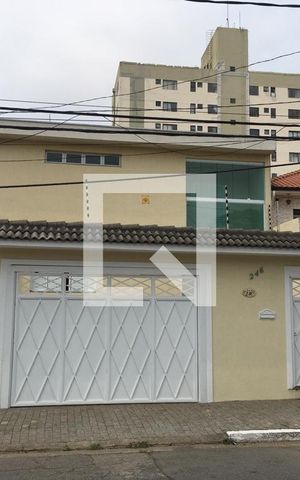 Casa à venda com 200m², 6 quartos e 4 vagas Casa à venda com 200m², 6 quartos e 4 vagasFachada