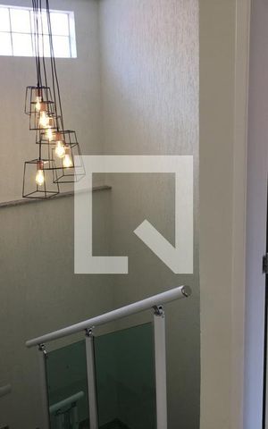 Casa à venda com 200m², 6 quartos e 4 vagas Casa à venda com 200m², 6 quartos e 4 vagasEscada