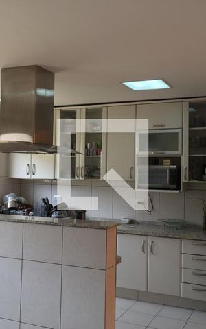 Casa à venda com 200m², 6 quartos e 4 vagas Casa à venda com 200m², 6 quartos e 4 vagasCozinha