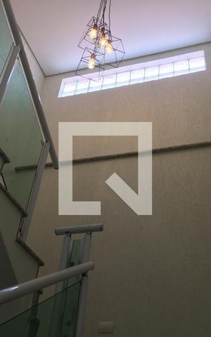 Casa à venda com 200m², 6 quartos e 4 vagas Casa à venda com 200m², 6 quartos e 4 vagasEscada