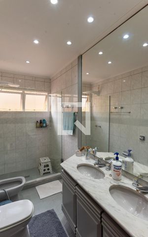 Casa à venda com 300m², 4 quartos e 4 vagasBanheiro das Suítes 3 e 4