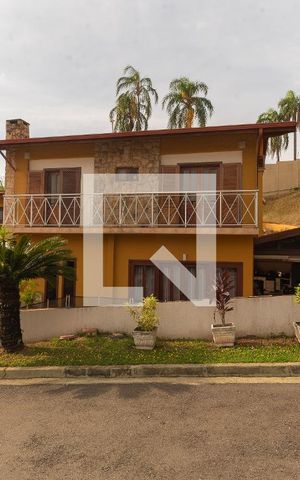 Casa à venda com 300m², 4 quartos e 4 vagasFachada