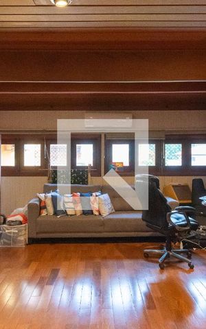 Casa à venda com 300m², 4 quartos e 4 vagasEscritório