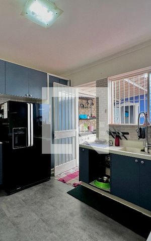 Casa à venda com 254m², 5 quartos e 2 vagas Casa à venda com 254m², 5 quartos e 2 vagasCozinha