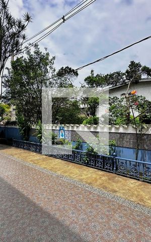 Casa à venda com 254m², 5 quartos e 2 vagas Casa à venda com 254m², 5 quartos e 2 vagasVaranda