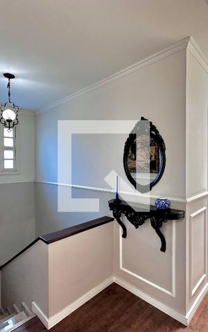 Casa à venda com 254m², 5 quartos e 2 vagas Casa à venda com 254m², 5 quartos e 2 vagasCorredor Quartos
