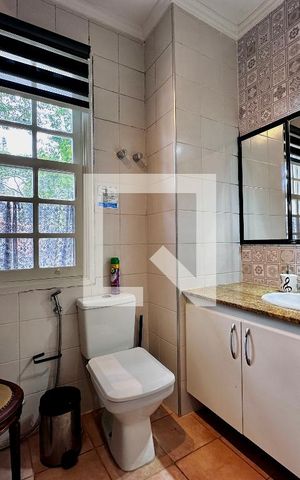 Casa à venda com 254m², 5 quartos e 2 vagas Casa à venda com 254m², 5 quartos e 2 vagasBanheiro Social