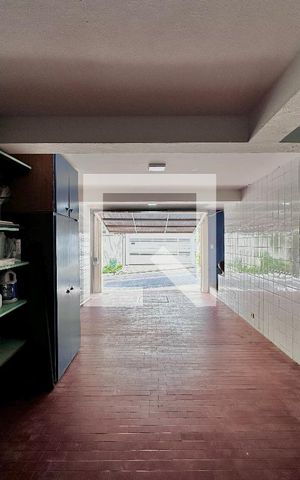 Casa à venda com 254m², 5 quartos e 2 vagas Casa à venda com 254m², 5 quartos e 2 vagasGaragem