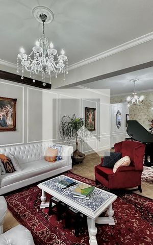 Casa à venda com 254m², 5 quartos e 2 vagas Casa à venda com 254m², 5 quartos e 2 vagasSala
