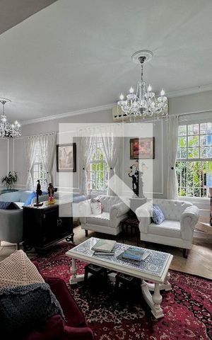 Casa à venda com 254m², 5 quartos e 2 vagas Casa à venda com 254m², 5 quartos e 2 vagasSala