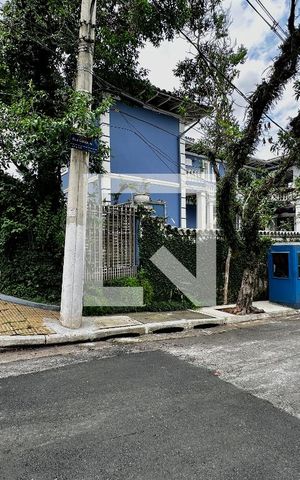 Casa à venda com 254m², 5 quartos e 2 vagas Casa à venda com 254m², 5 quartos e 2 vagasFachada
