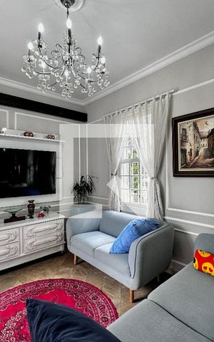Casa à venda com 254m², 5 quartos e 2 vagas Casa à venda com 254m², 5 quartos e 2 vagasSala
