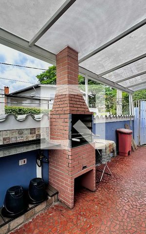 Casa à venda com 254m², 5 quartos e 2 vagas Casa à venda com 254m², 5 quartos e 2 vagasChurrasqueira