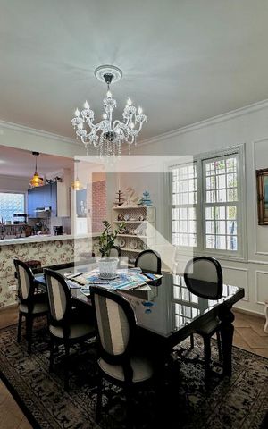 Casa à venda com 254m², 5 quartos e 2 vagas Casa à venda com 254m², 5 quartos e 2 vagasSala
