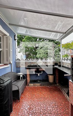 Casa à venda com 254m², 5 quartos e 2 vagas Casa à venda com 254m², 5 quartos e 2 vagasChurrasqueira