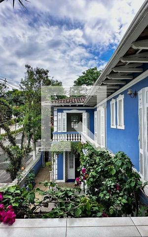 Casa à venda com 254m², 5 quartos e 2 vagas Casa à venda com 254m², 5 quartos e 2 vagasVaranda Suítes