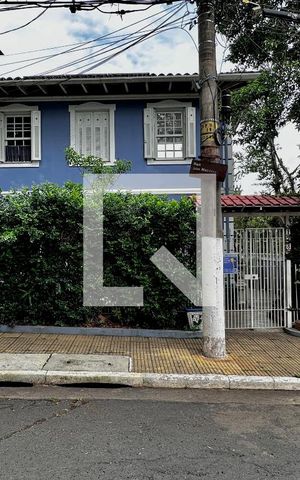 Casa à venda com 254m², 5 quartos e 2 vagas Casa à venda com 254m², 5 quartos e 2 vagasFachada