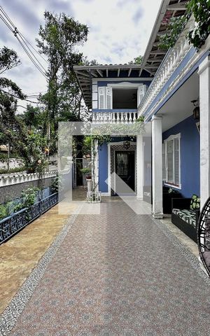 Casa à venda com 254m², 5 quartos e 2 vagas Casa à venda com 254m², 5 quartos e 2 vagasVaranda