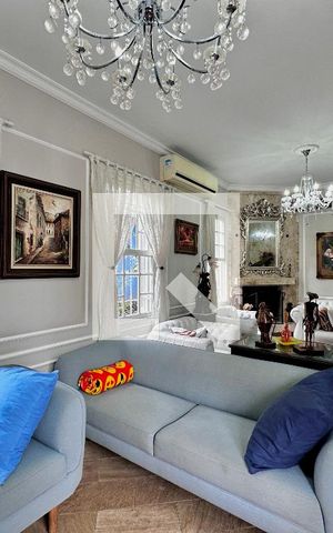 Casa à venda com 254m², 5 quartos e 2 vagas Casa à venda com 254m², 5 quartos e 2 vagasSala