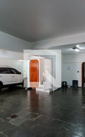 Casa à venda com 340m², 5 quartos e 6 vagas Casa à venda com 340m², 5 quartos e 6 vagasGaragem