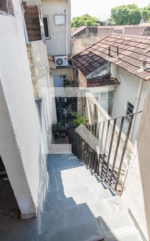 Casa à venda com 134m², 3 quartos e sem vaga Casa à venda com 134m², 3 quartos e sem vagaTerraço - Escada de acesso