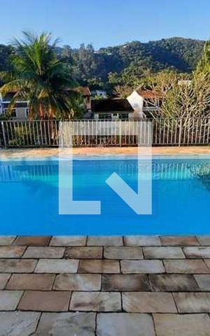 Casa de condomínio à venda com 272m², 3 quartos e 5 vagas