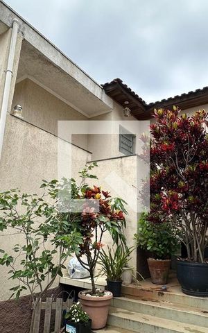 Casa à venda com 334m², 6 quartos e 3 vagas Casa à venda com 334m², 6 quartos e 3 vagasÁrea Externa