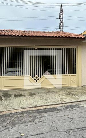 Casa à venda com 334m², 6 quartos e 3 vagas Casa à venda com 334m², 6 quartos e 3 vagasFachada