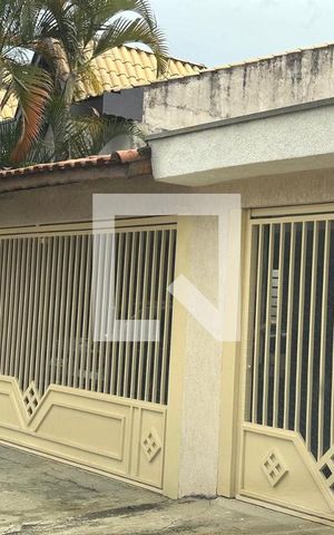 Casa à venda com 334m², 6 quartos e 3 vagas Casa à venda com 334m², 6 quartos e 3 vagasFachada