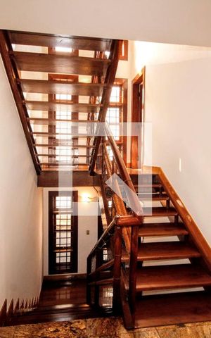 Casa à venda com 400m², 5 quartos e 4 vagasEscada