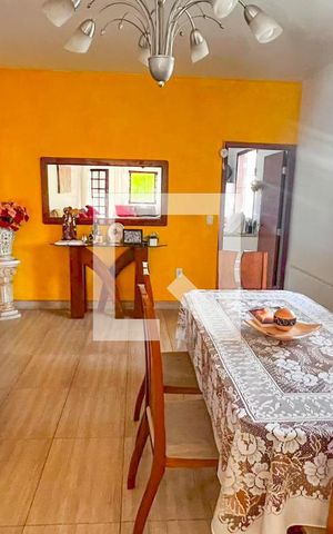 Casa à venda com 230m², 4 quartos e 5 vagas Casa à venda com 230m², 4 quartos e 5 vagasSala