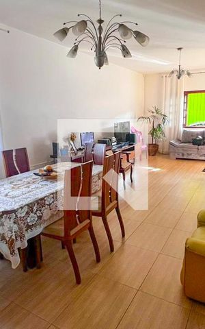 Casa à venda com 230m², 4 quartos e 5 vagas Casa à venda com 230m², 4 quartos e 5 vagasSala