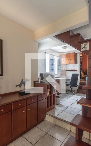Casa à venda com 300m², 5 quartos e 3 vagas Casa à venda com 300m², 5 quartos e 3 vagasEscritório