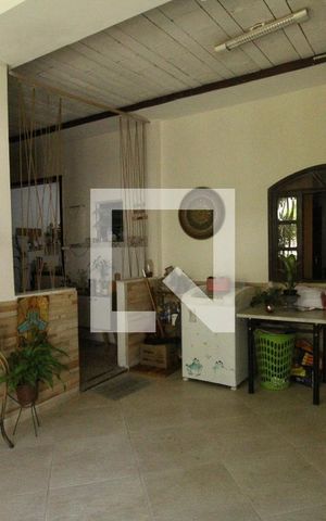 Casa à venda com 253m², 4 quartos e 1 vagaÁrea de serviço