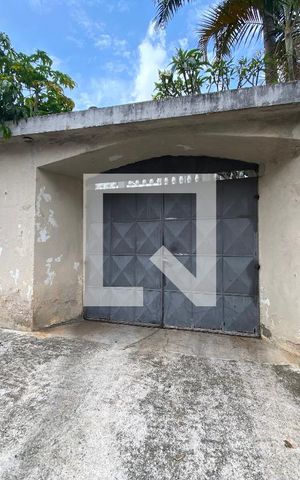 Casa à venda com 250m², 4 quartos e 8 vagas Casa à venda com 250m², 4 quartos e 8 vagasFachada