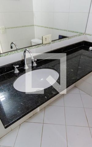 Casa de condomínio à venda com 133m², 4 quartos e 3 vagas Casa de condomínio à venda com 133m², 4 quartos e 3 vagasBanheiro da Suíte