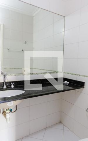 Casa de condomínio à venda com 133m², 4 quartos e 3 vagas Casa de condomínio à venda com 133m², 4 quartos e 3 vagasBanheiro da Suíte