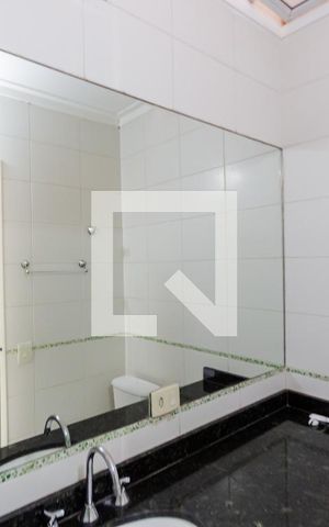 Casa de condomínio à venda com 133m², 4 quartos e 3 vagas Casa de condomínio à venda com 133m², 4 quartos e 3 vagasBanheiro da Suíte