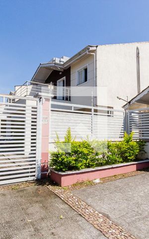 Casa de condomínio à venda com 133m², 4 quartos e 3 vagas Casa de condomínio à venda com 133m², 4 quartos e 3 vagasFachada