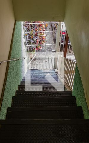 Casa de condomínio à venda com 150m², 5 quartos e 1 vaga Casa de condomínio à venda com 150m², 5 quartos e 1 vagaEscada