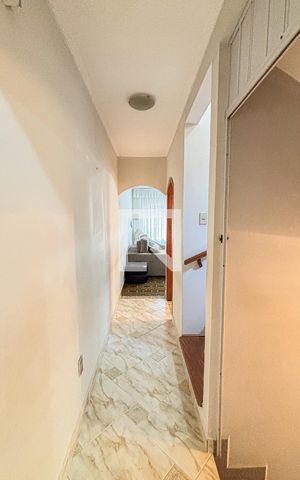 Casa à venda com 250m², 3 quartos e 6 vagas Casa à venda com 250m², 3 quartos e 6 vagasCorredor