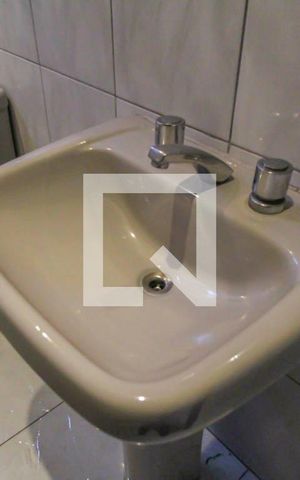 Casa à venda com 220m², 3 quartos e 2 vagas Casa à venda com 220m², 3 quartos e 2 vagasBanheiro