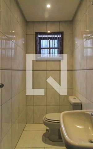 Casa à venda com 220m², 3 quartos e 2 vagas Casa à venda com 220m², 3 quartos e 2 vagasBanheiro