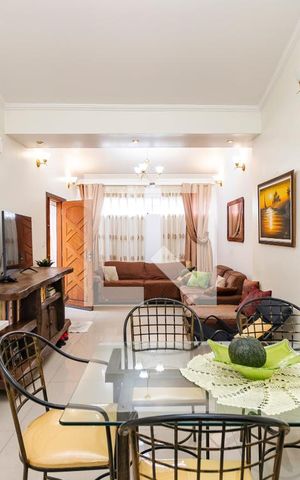 Casa à venda com 196m², 4 quartos e 4 vagas Casa à venda com 196m², 4 quartos e 4 vagasSala