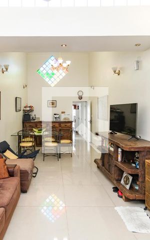 Casa à venda com 196m², 4 quartos e 4 vagas Casa à venda com 196m², 4 quartos e 4 vagasSala