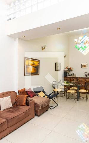 Casa à venda com 196m², 4 quartos e 4 vagas Casa à venda com 196m², 4 quartos e 4 vagasSala