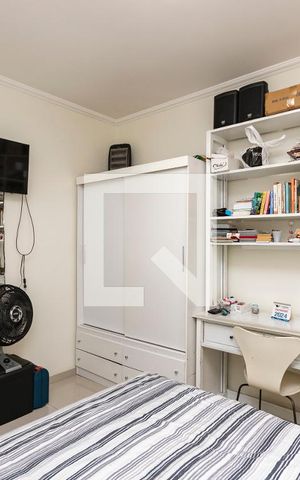 Casa à venda com 196m², 4 quartos e 4 vagas Casa à venda com 196m², 4 quartos e 4 vagasQuarto